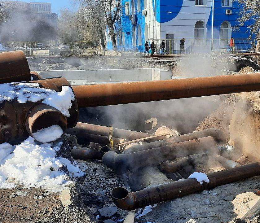 Мэрия: теплотрассу у школы на Вертковской закопают до 25 октября