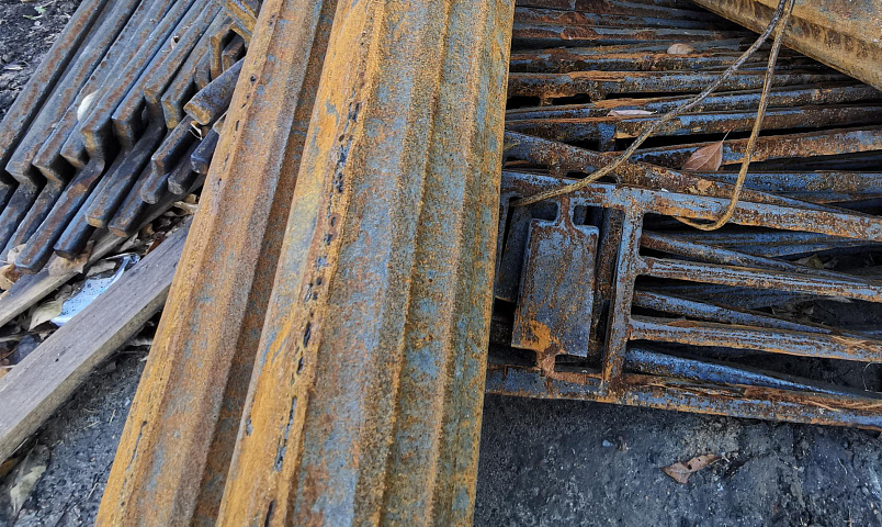 Шлагбаумы, ограждения и цепи убирают с улиц Новосибирска