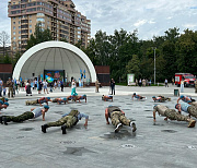 Новосибирские десантники отжались на кулаках в Центральном парке