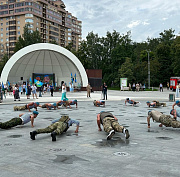 Новосибирские десантники отжались на кулаках в Центральном парке