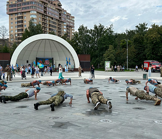Новосибирские десантники отжались на кулаках в Центральном парке