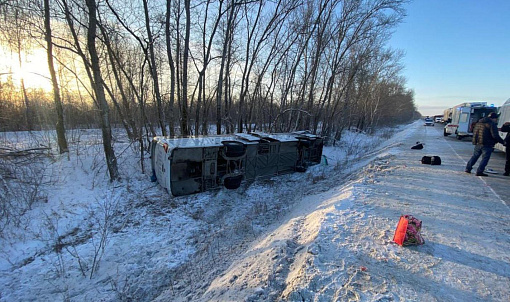 Грузовик опрокинул автобус с 43 пассажирами на Ордынской трассе