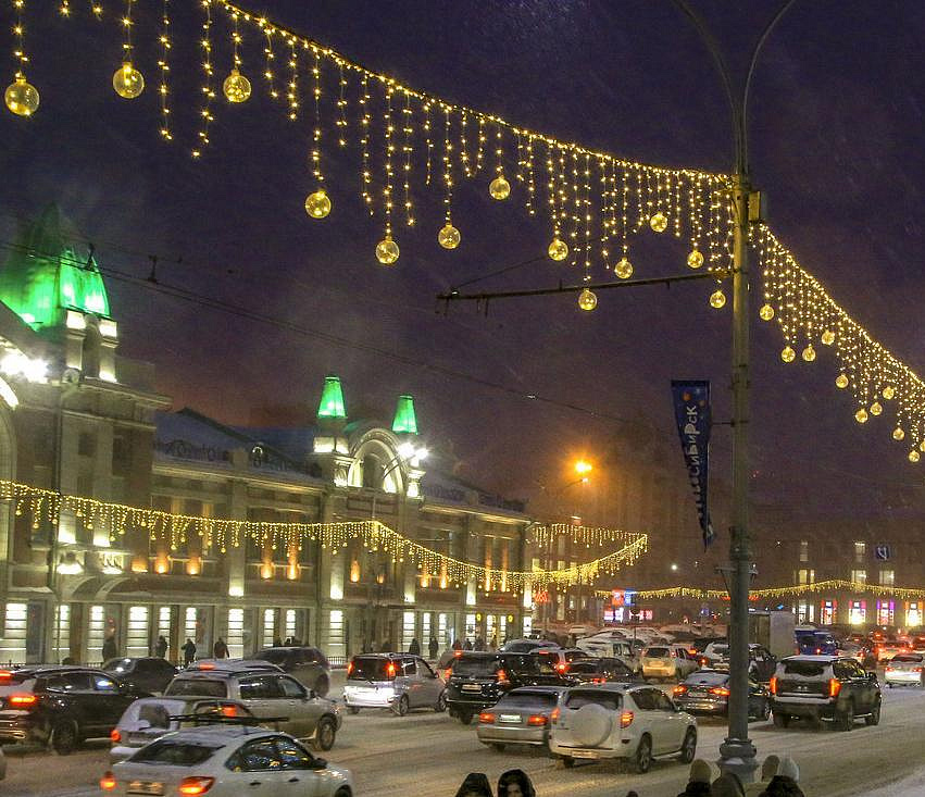 48 гирлянд за 2,5 млн рублей купят для Красного проспекта в Новосибирске