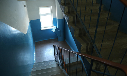 Новосибирцам напомнили о штрафах за велосипеды и коляски в подъездах