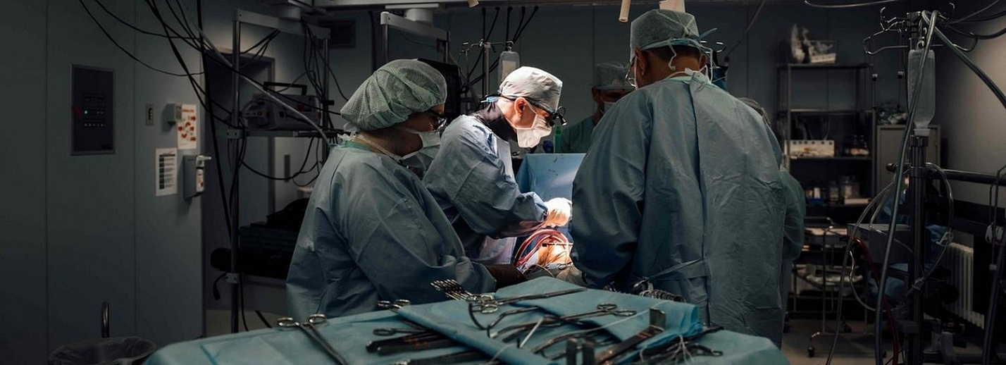 Хирургическое вмешательство. Мешалкин 16 тысяч операций. Врачи клиники мешалкина. Врачи клиники мешалкина. Клиника мешалкина новосибирск доктор афонасьев.