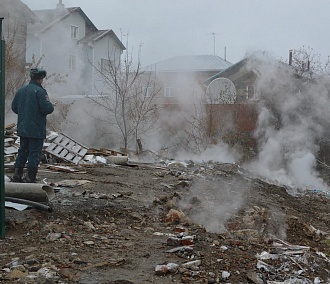 Горящую свалку в Дзержинском районе заливают водой и засыпают грунтом