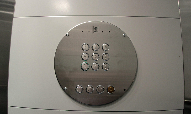 Лифт с озвучкой этажей установили в девятиэтажке на Тенистой