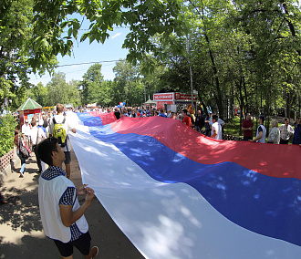 Как новосибирцы отметят День России: уличный опрос