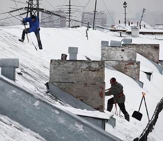 Ледяные наросты и сосульки на крышах домов проверяют жилищные инспекторы