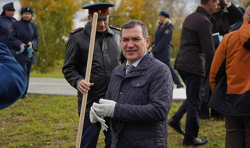 Мэр Кудрявцев и сотрудники ГУФСИН высадили 145 сосен в парке «Арена»