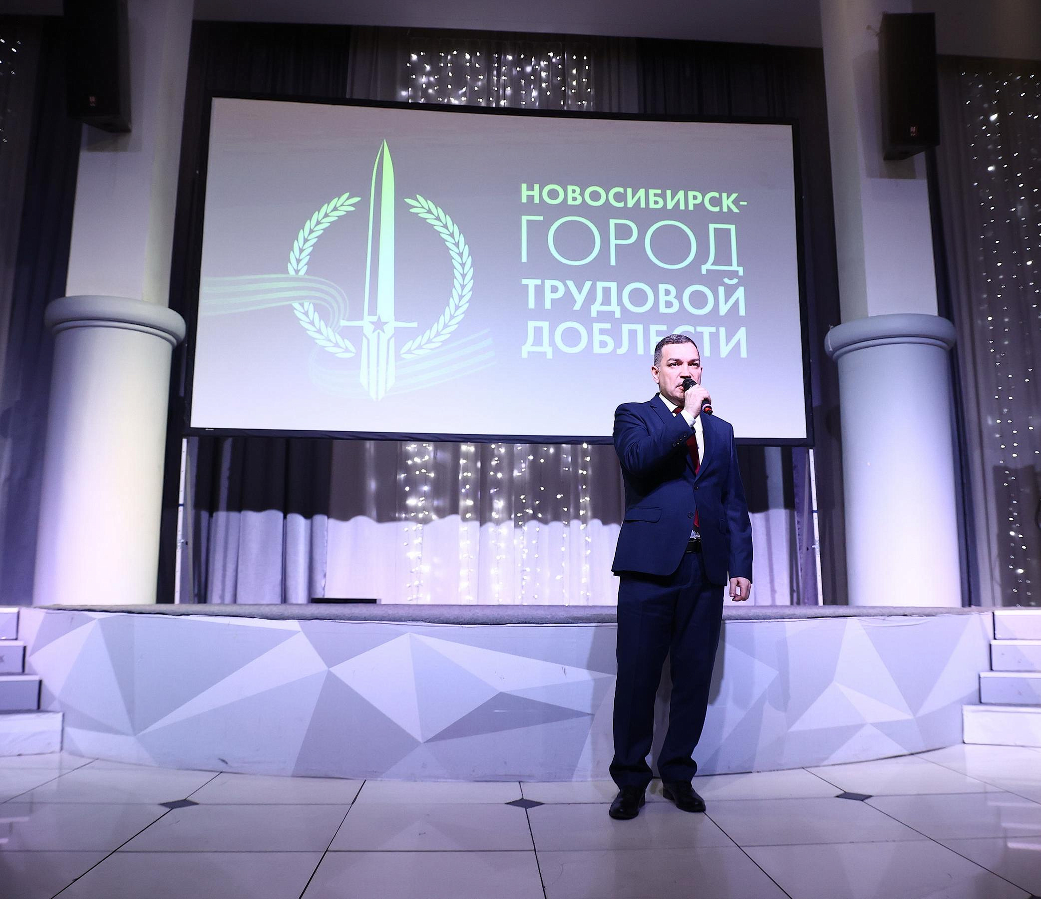 Мэр Кудрявцев: школам Новосибирска вручили памятные знаки за Победу