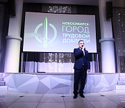 Мэр Кудрявцев: школам Новосибирска вручили памятные знаки за Победу