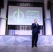 Мэр Кудрявцев: школам Новосибирска вручили памятные знаки за Победу