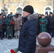 Мэр Кудрявцев возложил цветы к стеле на Аллее блокадников