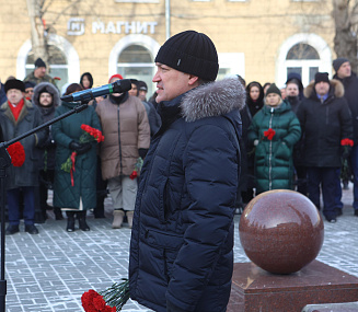 Мэр Кудрявцев возложил цветы к стеле на Аллее блокадников