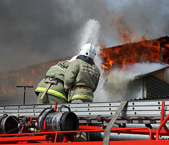 Новосибирские пожарные посоревнуются с кувалдами в противогазах