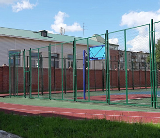 У школы на Вертковской после ремонта появилась спортивная площадка
