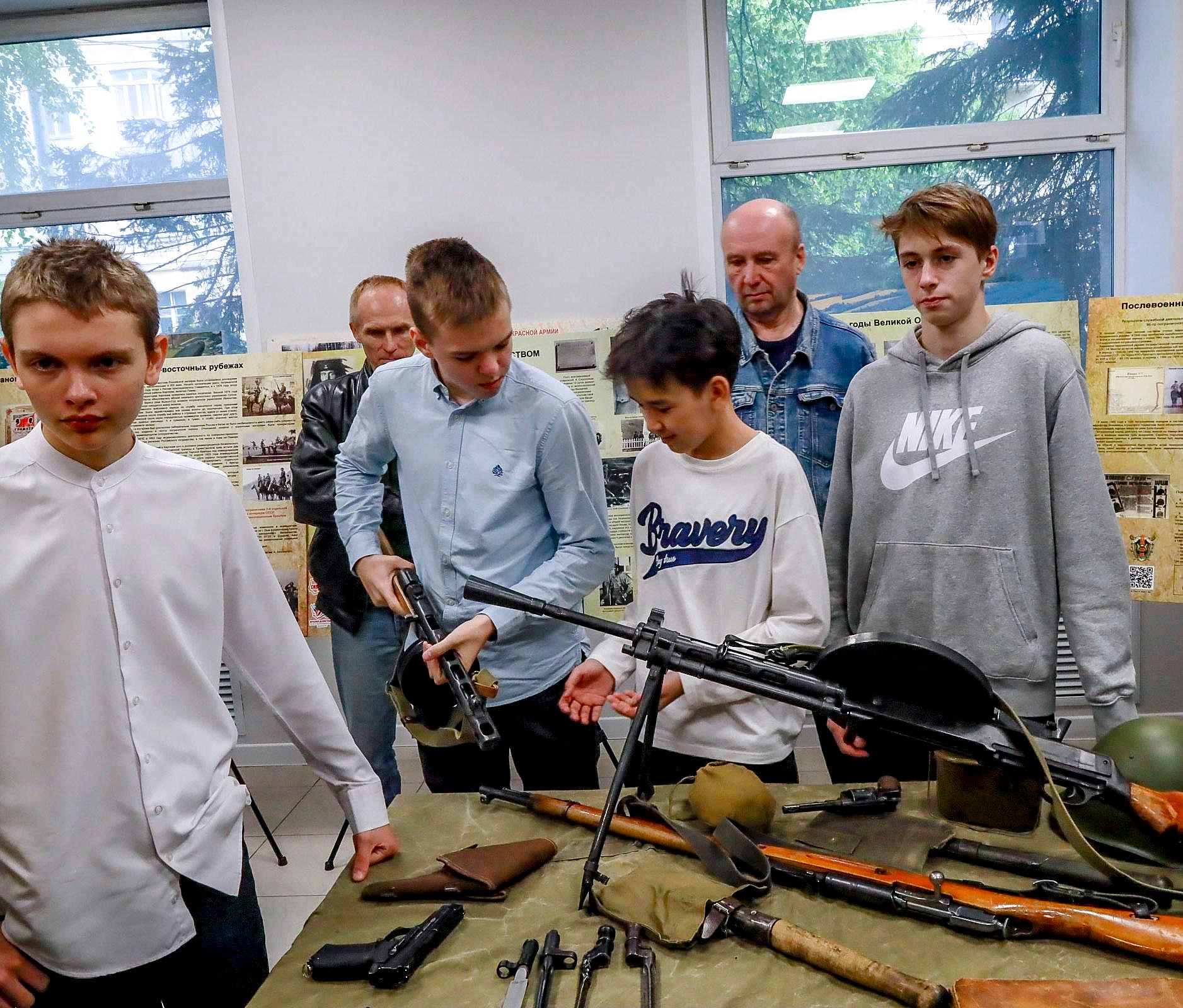 Школьникам показали оружие в День пограничника
