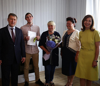 Новосибирскому сироте вручили ключи от квартиры в посёлке Приобский