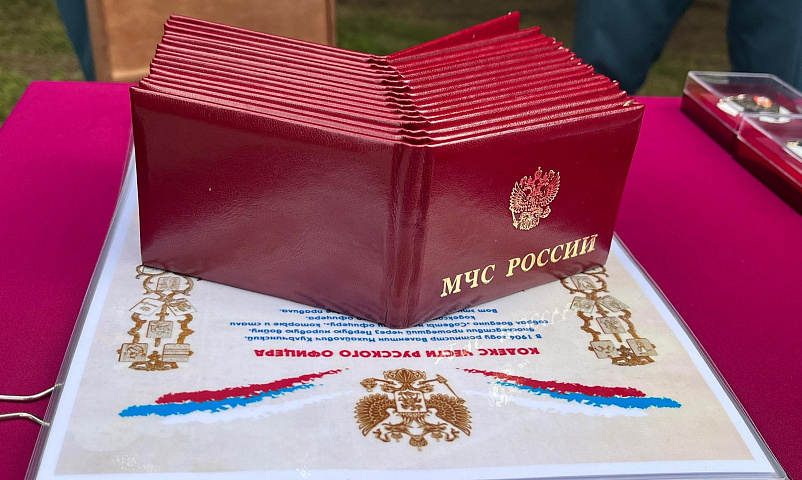 Гарнизон МЧС пополнили 16 лейтенантов: им вручили удостоверения