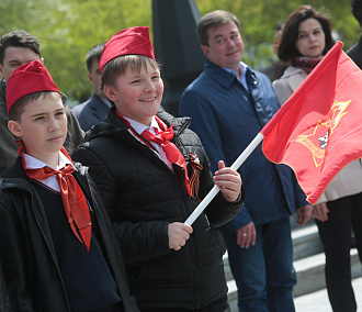 Школьники стали пионерами у памятника Ленину в Новосибирске
