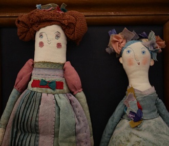 Матрёшки, кумушки и денди: коллекция тряпичных кукол умилила новосибирцев