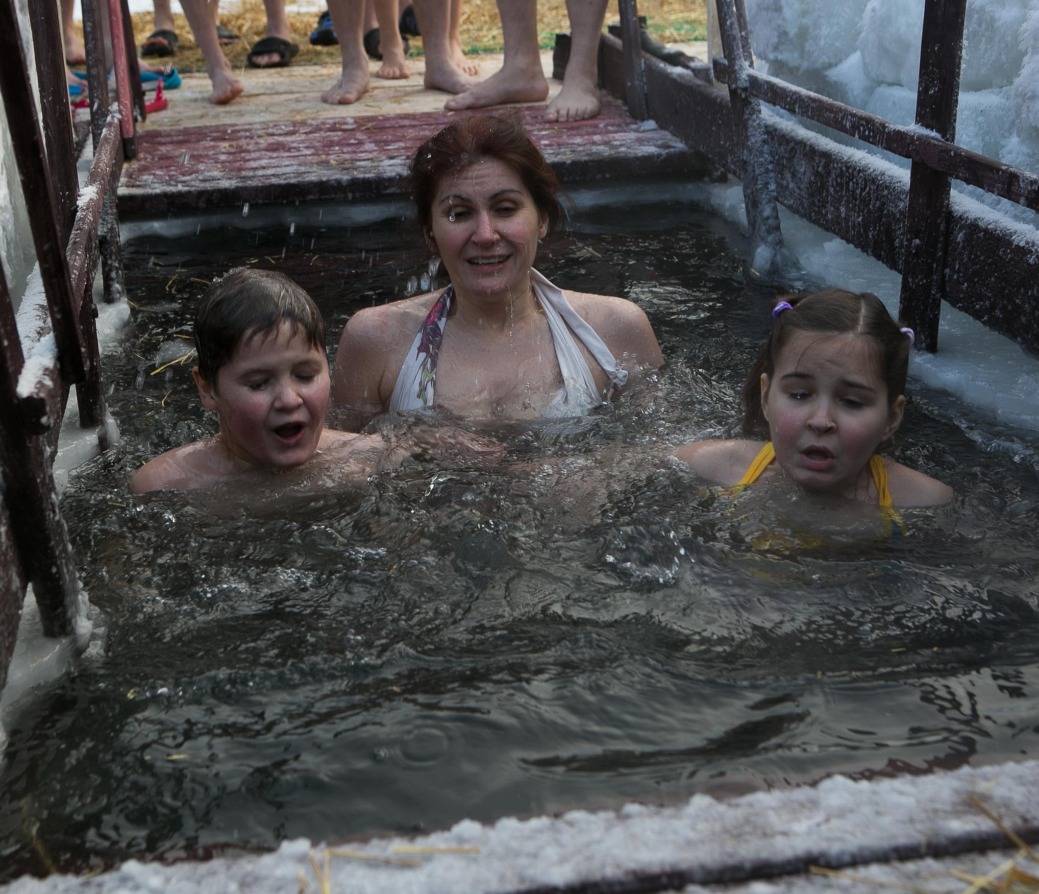 Новосибирский врач рассказал, кому нельзя нырять в прорубь на Крещение