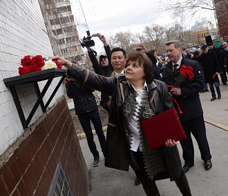 Поймавшему гранату в КНДР новосибирцу установили памятную доску