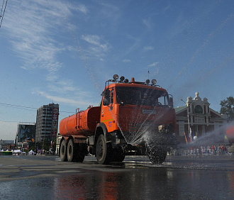 Увлажняют, метут, поливают: как борются с пылью в Новосибирске в жару