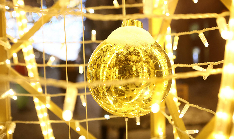 Город засиял иллюминацией: мэр Кудрявцев осмотрел новогодние локации