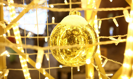 Город засиял иллюминацией: мэр Кудрявцев осмотрел новогодние локации