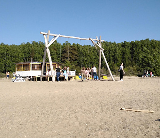 Круто, но страшно: ещё одни мегакачели установили на пляже Академгородка 