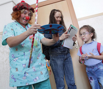 Больничные клоуны из Италии учат шуткам Бабулю и Пчёлку