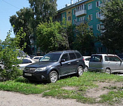 Автохамы на газонах: как борются с нарушителями в Дзержинском районе