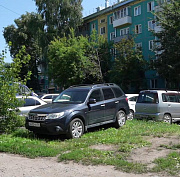 Автохамы на газонах: как борются с нарушителями в Дзержинском районе
