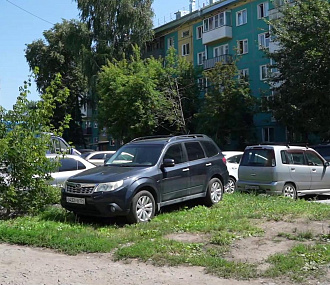 Автохамы на газонах: как борются с нарушителями в Дзержинском районе