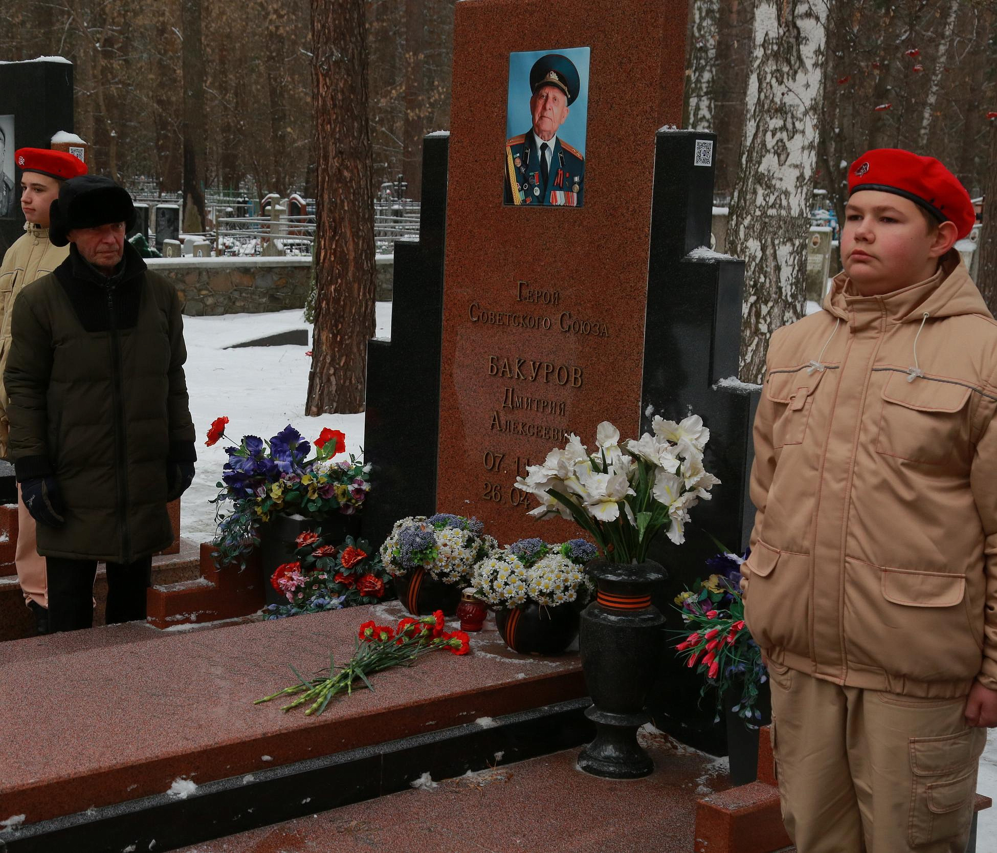 100 лет герою: мэр Локоть возложил цветы к могиле Дмитрия Бакурова