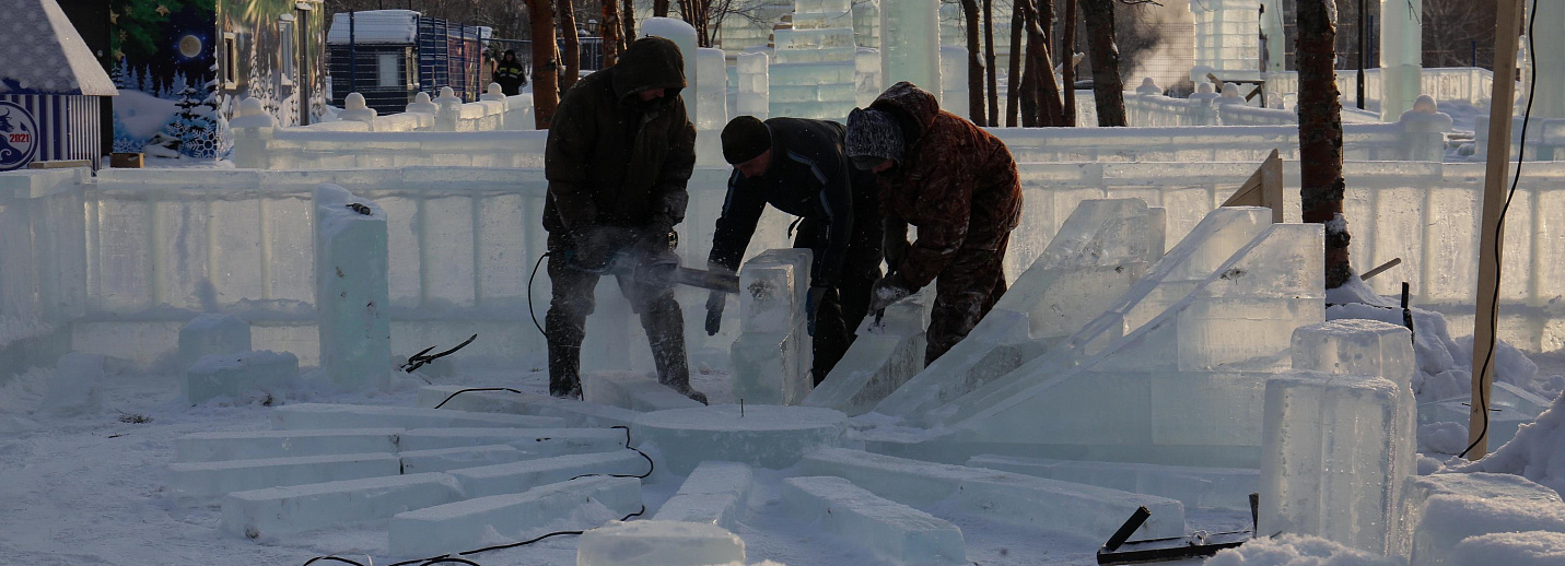 Ледяной городок новосибирск 2023 на набережной. Ледовый городок на набережной Новосибирск 2020. Ледовый городок Староуткинска. Ледовый городок на Михайловской набережной. Ледовый городок Новосибирск 2018.