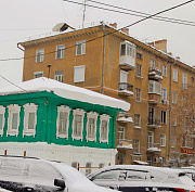 Внезапная оттепель может вызвать падение снега с крыш в Новосибирске
