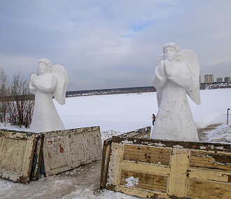 Ледяной крест и фигуры ангелов вырезали у крещенской купели на Затоне