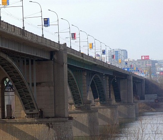 Пешеходный переход через Октябрьский мост строят в Новосибирске