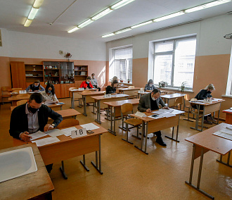 Министр образования сдал ЕГЭ с родителями новосибирских школьников