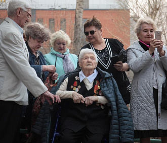 Босиком по росе: в Новосибирске отметили 100-летие Антонины Водяниковой