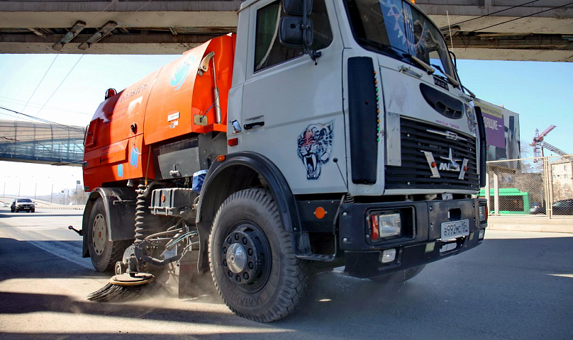 Две сотни машин вывели на уборку Новосибирска в праздничный день