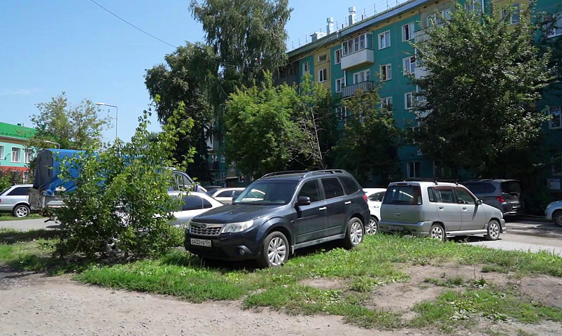Автохамы на газонах: как борются с нарушителями в Дзержинском районе