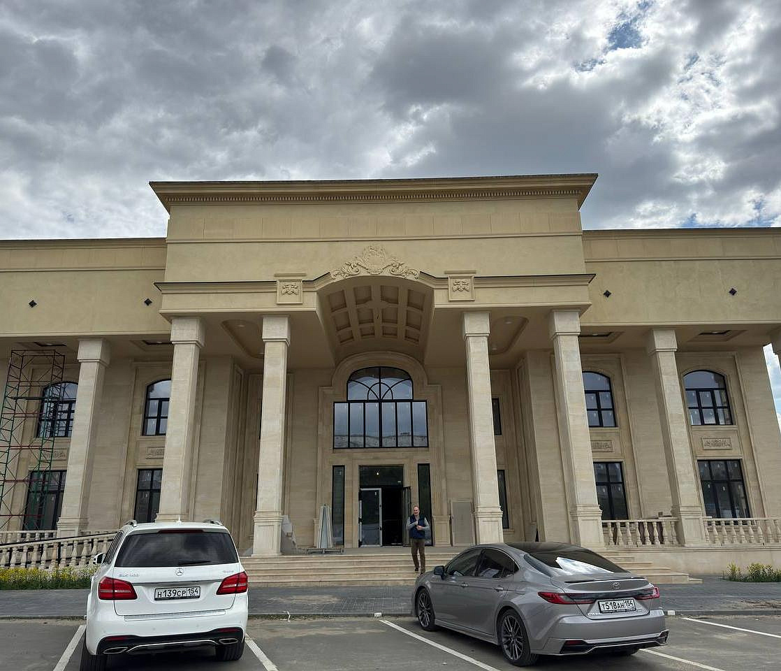 Ресторан с колоннадой готовят к вводу рядом со сгоревшей заправкой на ГБШ