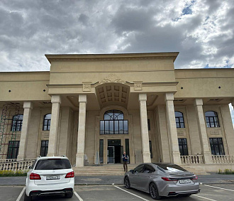 Ресторан с колоннадой готовят к вводу рядом со сгоревшей заправкой на ГБШ