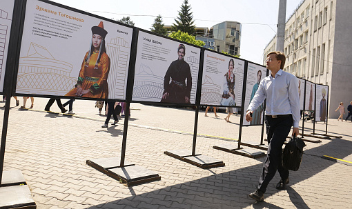 Выставку о многонациональном Новосибирске открыли на площади Ленина