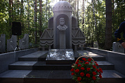 В Новосибирске ко Дню города возложили цветы на могилу Николая Тихомирова