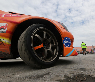 «Живая очередь — 22 машины»: новосибирцы оккупировали шиномонтажки